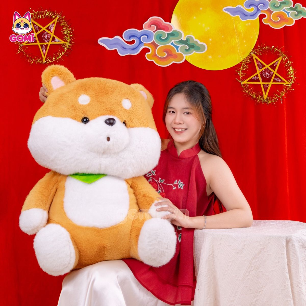 Gấu Bông Chó Vàng Đeo Yếm Xanh