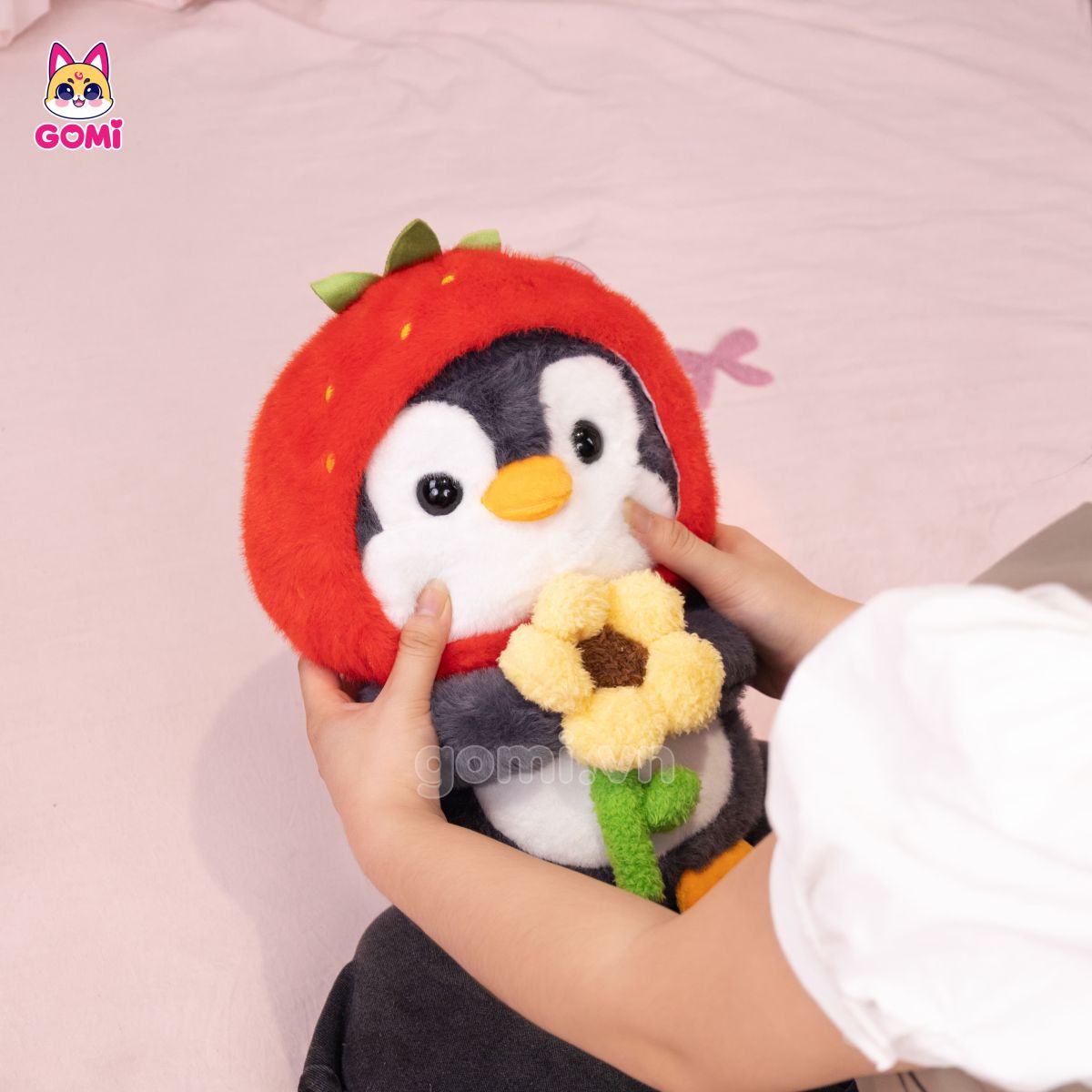 Gấu Bông Cánh Cụt Ôm Hoa