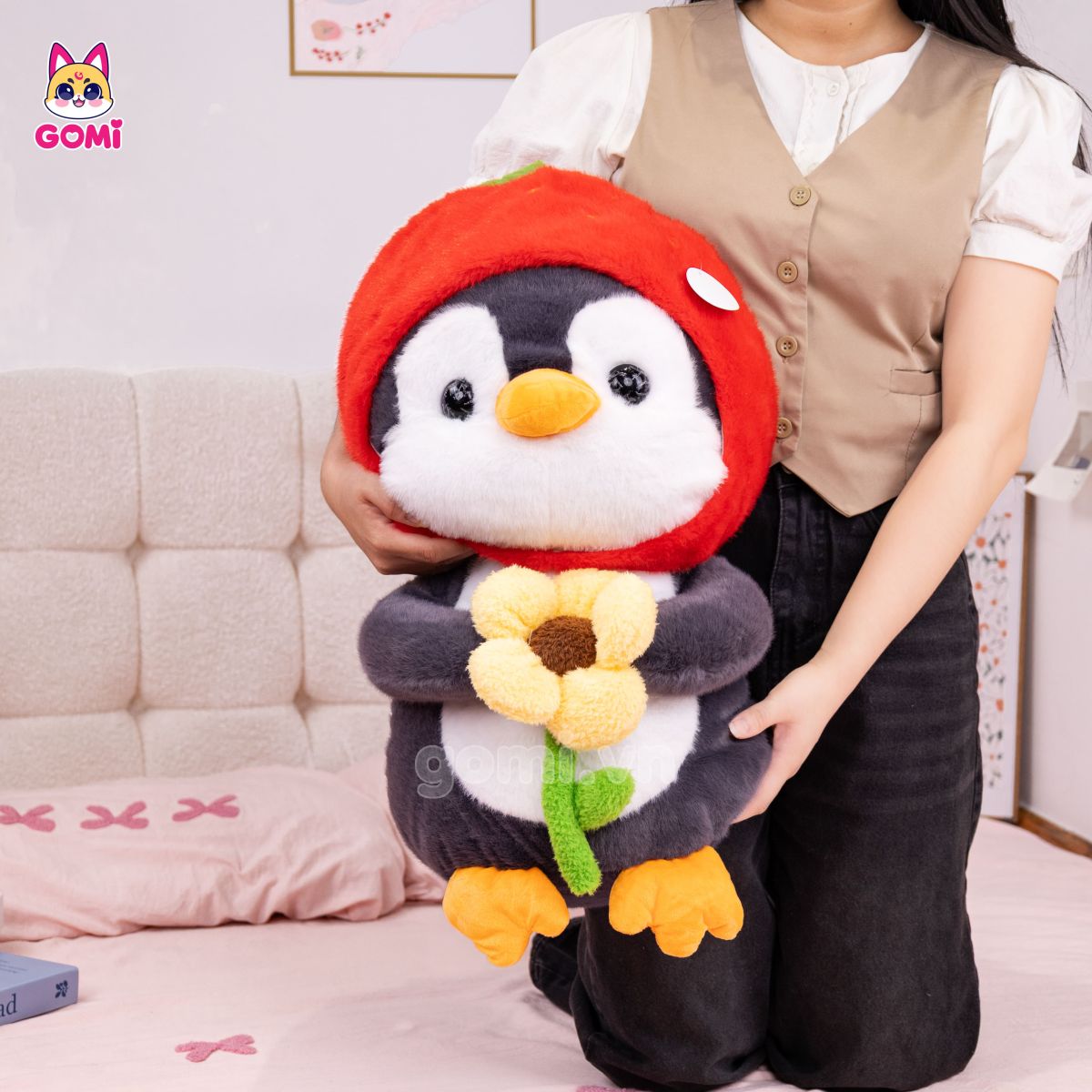 Gấu Bông Cánh Cụt Ôm Hoa