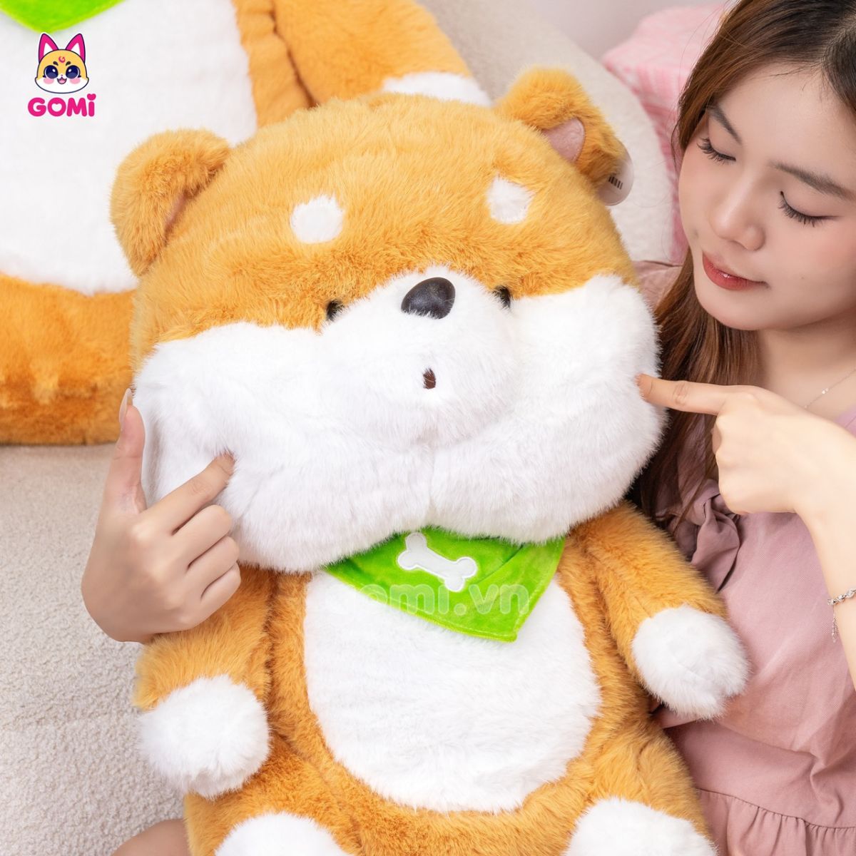Gấu Bông Chó Vàng Đeo Yếm Xanh