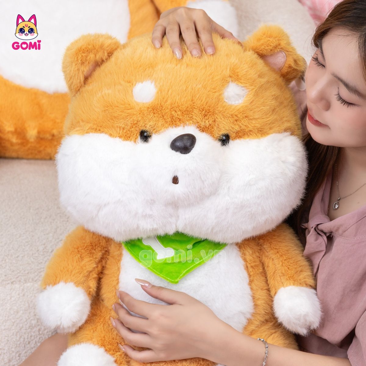 Gấu Bông Chó Vàng Đeo Yếm Xanh