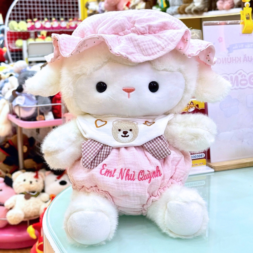 Gấu Bông Cừu Đội Mũ Yếm Gấu (Thêu Tên)