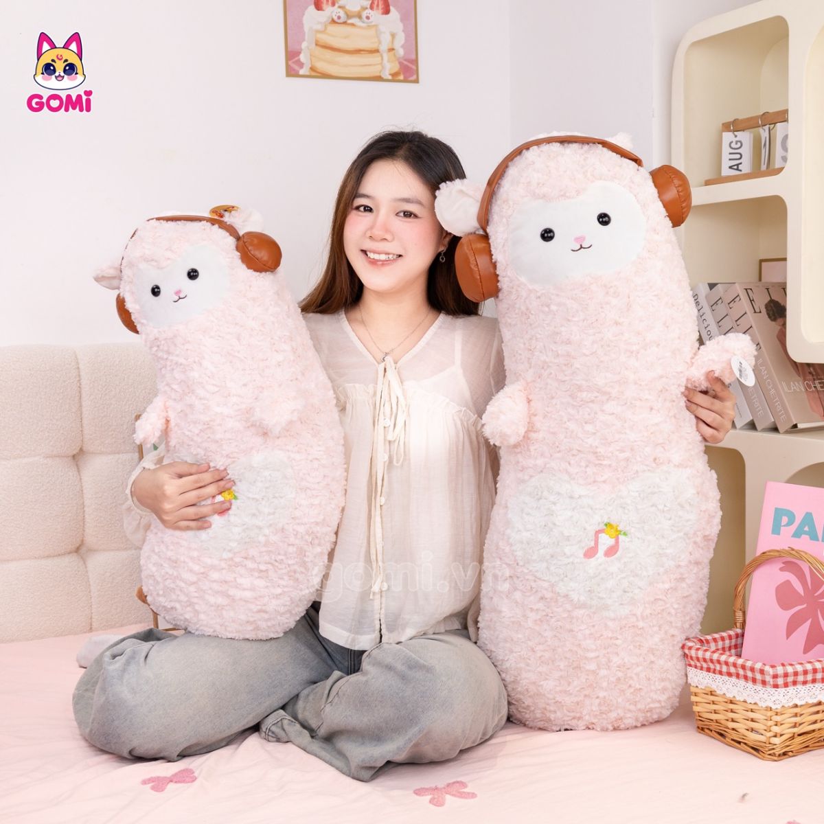 Gấu Bông Gối Ôm Cừu Đeo Tai Nghe