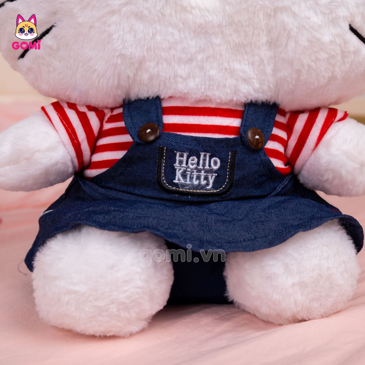 Gấu Bông Kitty Yếm Jeans Nơ Đỏ