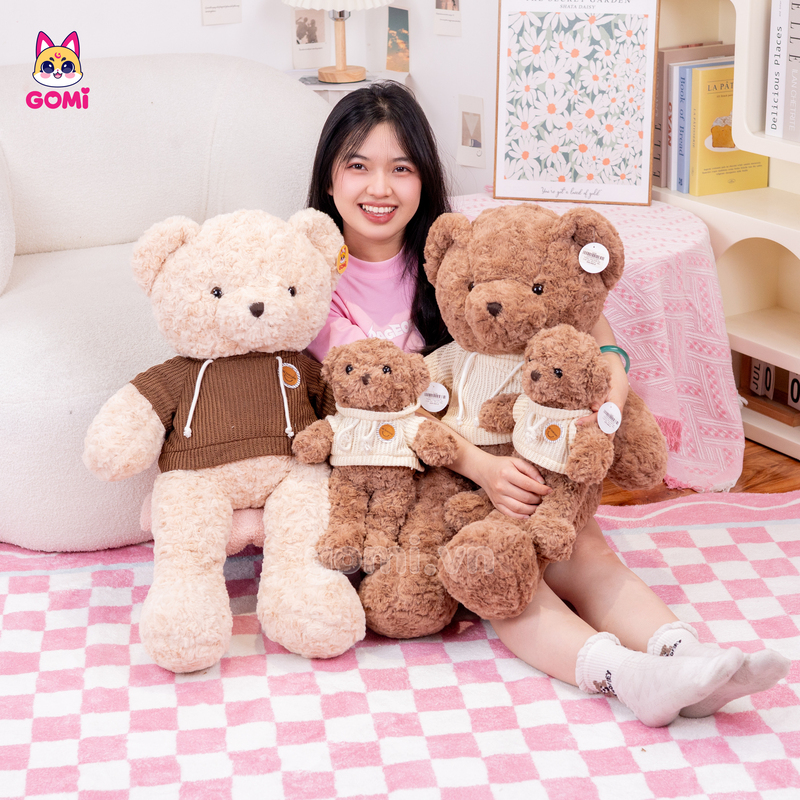 Gấu Bông Teddy Lông Xoắn Áo Logo Da