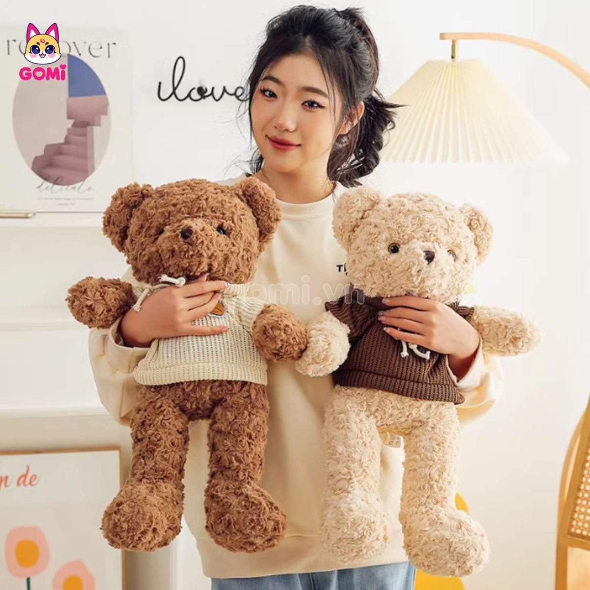 Gấu Bông Teddy Lông Xoắn Áo Logo Da