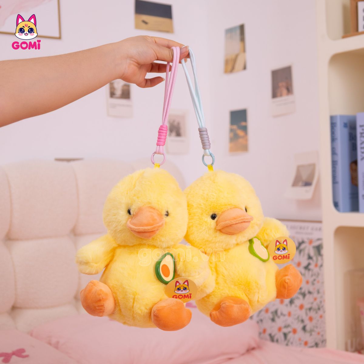 Gấu Bông Vịt Vàng Baby Đeo Quả Bơ